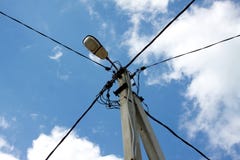 Упорка линии электропитания над голубым небом с белыми облаками Стоковое Изображение Упорка линии электропитания над голубым небом с белыми облаками Стоковое Изображение