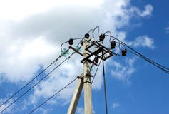 Упорка линии электропитания над голубым небом с белыми облаками Стоковые Изображения Упорка линии электропитания над голубым небом с белыми облаками Стоковые Изображения