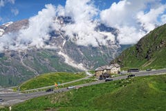 Управлять автомобилей вдоль дороги Grossglockner высокой высокогорной в Австрии стоковая фотография Управлять автомобилей вдоль дороги Grossglockner высокой высокогорной в Австрии стоковая фотография