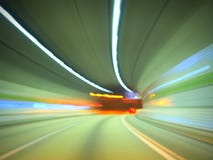 Управлять на высокоскоростной дороге через тоннель Управлять на высокоскоростной дороге через тоннель