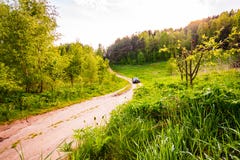Управлять автомобилем вдоль песочного пути через толстый лес стоковая фотография Управлять автомобилем вдоль песочного пути через толстый лес стоковая фотография