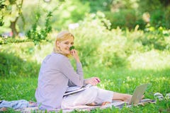 Управляя outdoors дела удаленный Женщина с ноутбуком сидит луг травы Самые лучшие работы работать удаленно Дама дела стоковое фото rf Управляя outdoors дела удаленный Женщина с ноутбуком сидит луг травы Самые лучшие работы работать удаленно Дама дела стоковое фото rf