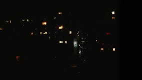 Упущение nighttime света в окнах многоэтажного здания жизнь в городе видеоматериал Упущение nighttime света в окнах многоэтажного здания жизнь в городе видеоматериал