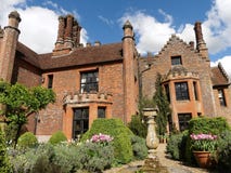 Усадьба Chenies, ранг Tudor я перечислил здание, в весеннем времени стоковое изображение rf Усадьба Chenies, ранг Tudor я перечислил здание, в весеннем времени стоковое изображение rf