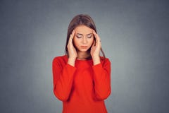 Усиленная вне молодая женщина с потревоженной стороной смотря вниз стоковые изображения Усиленная вне молодая женщина с потревоженной стороной смотря вниз стоковые изображения
