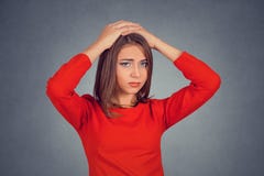 Усиленная вне молодая женщина с потревоженный смотреть выражения стороны стоковые изображения rf Усиленная вне молодая женщина с потревоженный смотреть выражения стороны стоковые изображения rf