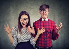 Усиленное положение отчаянных сердитых пар кричащее близко к одину другого стоковое фото Усиленное положение отчаянных сердитых пар кричащее близко к одину другого стоковое фото