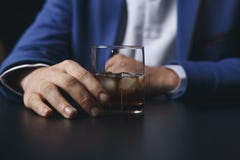 Усиленный азиатский бизнесмен держа стекло вискиа диаграммы спать и данным по его, деловой документ на столе офиса стоковое фото Усиленный азиатский бизнесмен держа стекло вискиа диаграммы спать и данным по его, деловой документ на столе офиса стоковое фото
