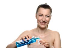 Усмехаясь Mouthwash молодой женщины лить в крышку стоковые изображения rf Усмехаясь Mouthwash молодой женщины лить в крышку стоковые изображения rf