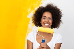 Усмехаясь Афро-американская женщина redecorating стоковые фотографии rf Усмехаясь Афро-американская женщина redecorating стоковые фотографии rf