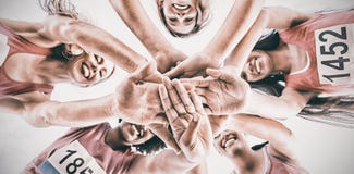 5 усмехаясь бегунов поддерживая марафон рака молочной железы стоковые изображения 5 усмехаясь бегунов поддерживая марафон рака молочной железы стоковые изображения