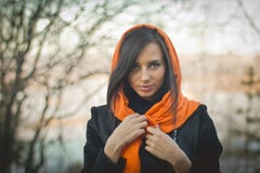 Усмехаясь девушка в оранжевом hijab в весне Дубай стоковое изображение Усмехаясь девушка в оранжевом hijab в весне Дубай стоковое изображение