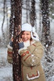Усмехаясь женщина в пальто с белым мехом, шляпой с щитками уха и gre Стоковая Фотография RF Усмехаясь женщина в пальто с белым мехом, шляпой с щитками уха и gre Стоковая Фотография RF