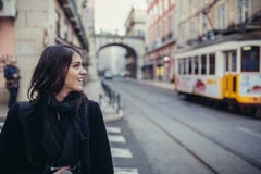 Усмехаясь молодая женщина говоря на ее smartphone на улице Связывающ с друзьями, освободите звонки и сообщения для молодые люди стоковое изображение rf Усмехаясь молодая женщина говоря на ее smartphone на улице Связывающ с друзьями, освободите звонки и сообщения для молодые люди стоковое изображение rf