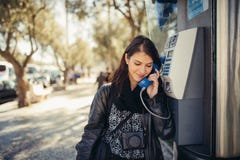 Усмехаясь молодая женщина говоря на ее smartphone на улице Связывающ с друзьями, освободите звонки и сообщения для молодые люди стоковые фотографии rf Усмехаясь молодая женщина говоря на ее smartphone на улице Связывающ с друзьями, освободите звонки и сообщения для молодые люди стоковые фотографии rf
