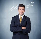 Усмехаясь парень дела с стрелкой диаграммы Стоковые Изображения RF Усмехаясь парень дела с стрелкой диаграммы Стоковые Изображения RF