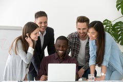 Усмехаясь работа объединяется в команду excited успехом в бизнесе компании на рынке стоковое изображение rf Усмехаясь работа объединяется в команду excited успехом в бизнесе компании на рынке стоковое изображение rf