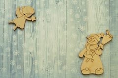 Усмехаясь снеговик вида деревянный с веником и bullfinch и винтажная диаграмма ангела летания со звездой на яркой предпосылке зим стоковая фотография rf Усмехаясь снеговик вида деревянный с веником и bullfinch и винтажная диаграмма ангела летания со звездой на яркой предпосылке зим стоковая фотография rf