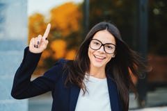 Усмехаясь счастливая девушка студента показывая жест eureka Портрет молодой думая обдумывая бизнес-леди имея идею стоковые фотографии rf Усмехаясь счастливая девушка студента показывая жест eureka Портрет молодой думая обдумывая бизнес-леди имея идею стоковые фотографии rf