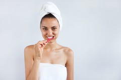 Усмехаясь счастливая молодая женщина при здоровые зубы держа bru зуба стоковое фото rf Усмехаясь счастливая молодая женщина при здоровые зубы держа bru зуба стоковое фото rf