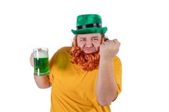 Усмехаясь счастливый жирный человек в шляпе лепрекона с зеленым пивом на студии Он празднует St. Patrick стоковое изображение rf Усмехаясь счастливый жирный человек в шляпе лепрекона с зеленым пивом на студии Он празднует St. Patrick стоковое изображение rf