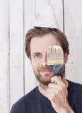 Усмехаясь человек с кистью - реновацией Стоковая Фотография RF Усмехаясь человек с кистью - реновацией Стоковая Фотография RF