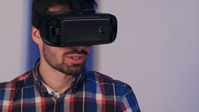 Усмехаясь человек в стеклах vr смотря в камеру после встречи виртуальной реальности стоковые фото Усмехаясь человек в стеклах vr смотря в камеру после встречи виртуальной реальности стоковые фото