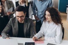 Успешная команда Группа в составе молодые бизнесмены работая и связывая совместно в творческом офисе стоковое фото rf Успешная команда Группа в составе молодые бизнесмены работая и связывая совместно в творческом офисе стоковое фото rf