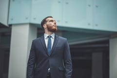 Успешное предприниматель мелкого бизнеса стоя с пересеченными оружиями с работником в портрете бизнесмена backgrounding уверенно Стоковые Изображения RF Успешное предприниматель мелкого бизнеса стоя с пересеченными оружиями с работником в портрете бизнесмена backgrounding уверенно Стоковые Изображения RF