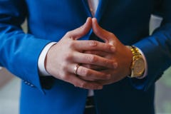 Успешные предприниматель и бизнесмен Руки людей проводя переговоры Уверенно пожененный человек с часами в наличии Стоковое фото RF Успешные предприниматель и бизнесмен Руки людей проводя переговоры Уверенно пожененный человек с часами в наличии Стоковое фото RF
