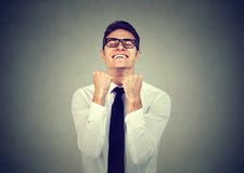 Успешный бизнесмен при нагнетенные кулаки празднующ успех стоковое изображение Успешный бизнесмен при нагнетенные кулаки празднующ успех стоковое изображение