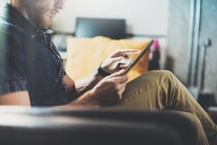 Успешный торговый офис просторной квартиры дизайна интерьера деловых новостей чтения менеджера современный Софа человека расслабл стоковые изображения Успешный торговый офис просторной квартиры дизайна интерьера деловых новостей чтения менеджера современный Софа человека расслабл стоковые изображения
