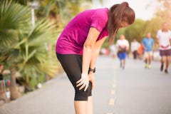 Уставшая девушка спорта после jogging или бега разрабатывает в парке Концепция спорта и здравоохранения стоковая фотография Уставшая девушка спорта после jogging или бега разрабатывает в парке Концепция спорта и здравоохранения стоковая фотография