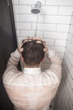Уставший бизнесмен в белой рубашке держа его руки за его головой, стоя в ливне под бегом теплой воды позже после a стоковое изображение Уставший бизнесмен в белой рубашке держа его руки за его головой, стоя в ливне под бегом теплой воды позже после a стоковое изображение