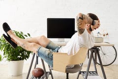 Установленный фрилансер при много хобби работая дома стоковые изображения rf Установленный фрилансер при много хобби работая дома стоковые изображения rf