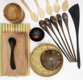 Установите деревянного tableware на белой предпосылке стоковая фотография Установите деревянного tableware на белой предпосылке стоковая фотография