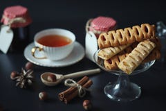 Установите для помадок и печениь завтрака с гайками для чая на bl стоковое изображение Установите для помадок и печениь завтрака с гайками для чая на bl стоковое изображение