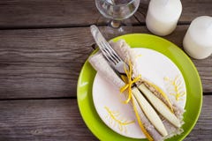 Установка весны винтажная с столовым прибором, зеленой плитой стоковые фото Установка весны винтажная с столовым прибором, зеленой плитой стоковые фото