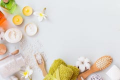 Установка курорта здоровья с естественными мылом, сливк, свечами и полотенцами на белой деревянной предпосылке с космосом экземпл стоковые изображения Установка курорта здоровья с естественными мылом, сливк, свечами и полотенцами на белой деревянной предпосылке с космосом экземпл стоковые изображения
