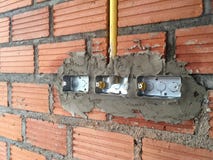 установка электрических гнезд в кирпичные стены на constructi дома Стоковые Изображения RF установка электрических гнезд в кирпичные стены на constructi дома Стоковые Изображения RF