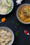 Установленные супы на черной деревянной предпосылке Взгляд сверху стоковое фото Установленные супы на черной деревянной предпосылке Взгляд сверху стоковое фото