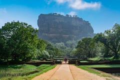 Утес Sigiriya или утес льва, Шри-Ланка стоковые фотографии rf Утес Sigiriya или утес льва, Шри-Ланка стоковые фотографии rf