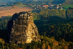 Утес и деревня Schrammsteine, красивый взгляд вечера над скалой песчаника в глубокую туманную долину в Саксонии Швейцарии, туманн стоковые изображения Утес и деревня Schrammsteine, красивый взгляд вечера над скалой песчаника в глубокую туманную долину в Саксонии Швейцарии, туманн стоковые изображения