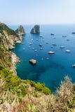 Утесы Faraglioni около острова Капри в Италии стоковая фотография rf Утесы Faraglioni около острова Капри в Италии стоковая фотография rf