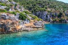 Утесы и яркая вода бирюзы в Средиземном море Руины древнего города в Bodrum стоковые изображения Утесы и яркая вода бирюзы в Средиземном море Руины древнего города в Bodrum стоковые изображения
