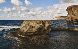 Утесы среди красивого моря стоковая фотография rf Утесы среди красивого моря стоковая фотография rf