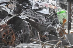 Утиль металла загрузки хватальщика крана ржавый в доке стоковое фото rf Утиль металла загрузки хватальщика крана ржавый в доке стоковое фото rf