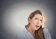 Утомленные потревоженные wipes женщины вспотели на ее стороне стоковая фотография Утомленные потревоженные wipes женщины вспотели на ее стороне стоковая фотография