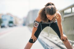 Утомленный улавливать молодой женщины фитнеса дышает стоковые изображения Утомленный улавливать молодой женщины фитнеса дышает стоковые изображения