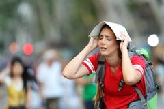 Утомленный предназначенный для подростков турист в улице стоковая фотография rf Утомленный предназначенный для подростков турист в улице стоковая фотография rf